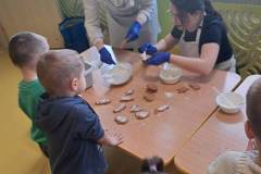 2025-ochronka-pilzno-maluchy-zdobia-pierniki-1