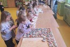 2025-ochronka-pilzno-maluchy-zdobia-pierniki-10