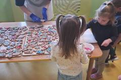 2025-ochronka-pilzno-maluchy-zdobia-pierniki-2