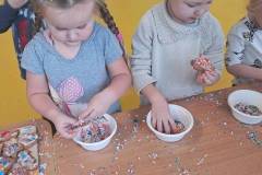 2025-ochronka-pilzno-maluchy-zdobia-pierniki-3