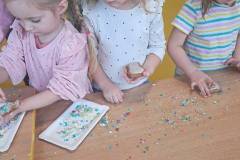 2025-ochronka-pilzno-maluchy-zdobia-pierniki-5