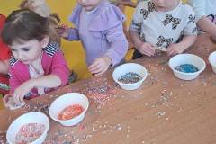 2025-ochronka-pilzno-maluchy-zdobia-pierniki-6