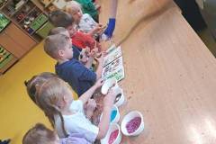 2025-ochronka-pilzno-maluchy-zdobia-pierniki-8