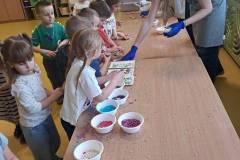 2025-ochronka-pilzno-maluchy-zdobia-pierniki-9