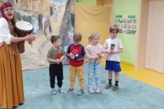 2025-ochronka-pilzno-teatr-o-dobrym-czlowieku-13