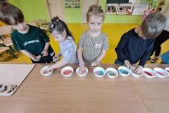 2025-ochronka-pilzno-starszaki-zdobia-pierniki-1