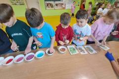 2025-ochronka-pilzno-starszaki-zdobia-pierniki-2