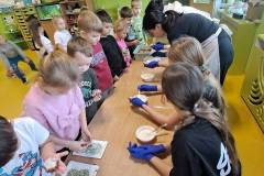 2025-ochronka-pilzno-starszaki-zdobia-pierniki-3