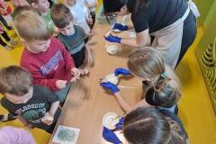 2025-ochronka-pilzno-starszaki-zdobia-pierniki-4