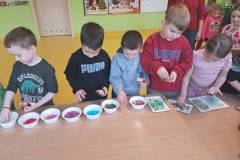 2025-ochronka-pilzno-starszaki-zdobia-pierniki-5