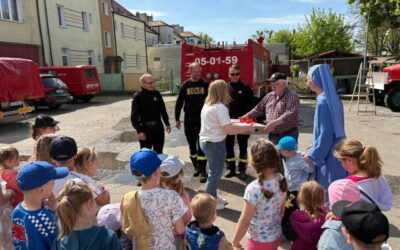 🚒 Dzieci z wizytą u strażaków – w podziękowaniu za odwagę i służbę