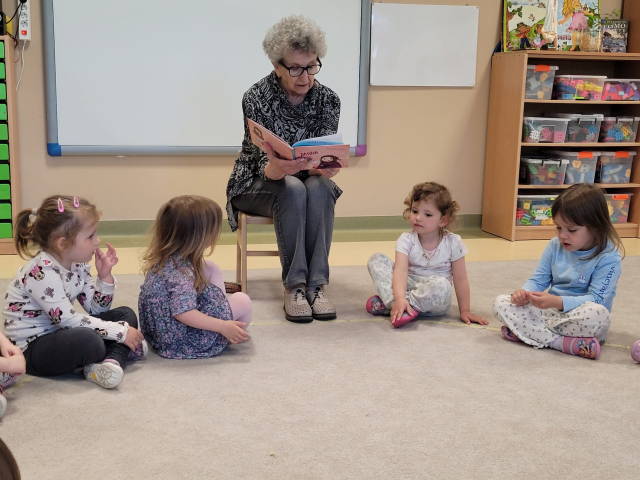 Czytanie z panią Anią z Soleckiego Uniwersytetu Trzeciego Wieku (2)