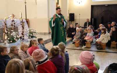 Rodzinne spotkanie na październikowej Eucharystii