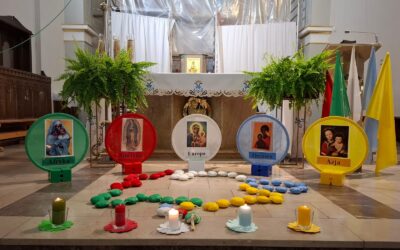 Dzieci  podczas nabożeństwa różańcowego  w Tygodniu Misyjnym