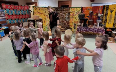 🥁 Muzyczna podróż – bębny, dźwięki i deszczowy las