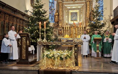 MODLIMY SIĘ ZA&nbsp;NASZE BABCIE I&nbsp;DZIADKÓW