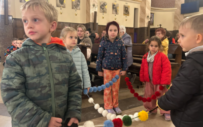 Wspólna modlitwa różańcowa w Kościele